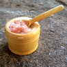 Salière (ou moutardier) avec du sel rose